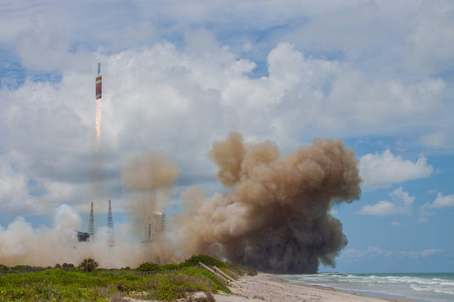 Illustration for article titled These Photos of World's Largest Rocket Launch Are IncredibleÂ